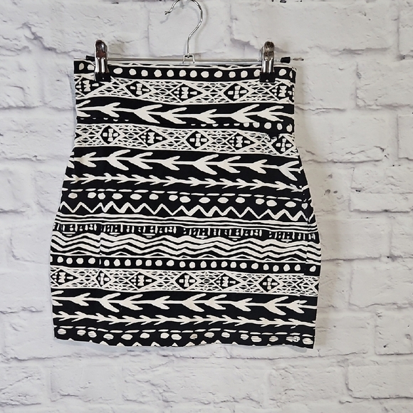 PINK Victoria's Secret Dresses & Skirts - PINK Victoria's Secret Black and White Patterned Mini Skirt